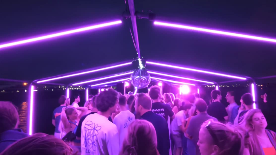 tunnel lichtshow voor bootfeest in Amsterdam.