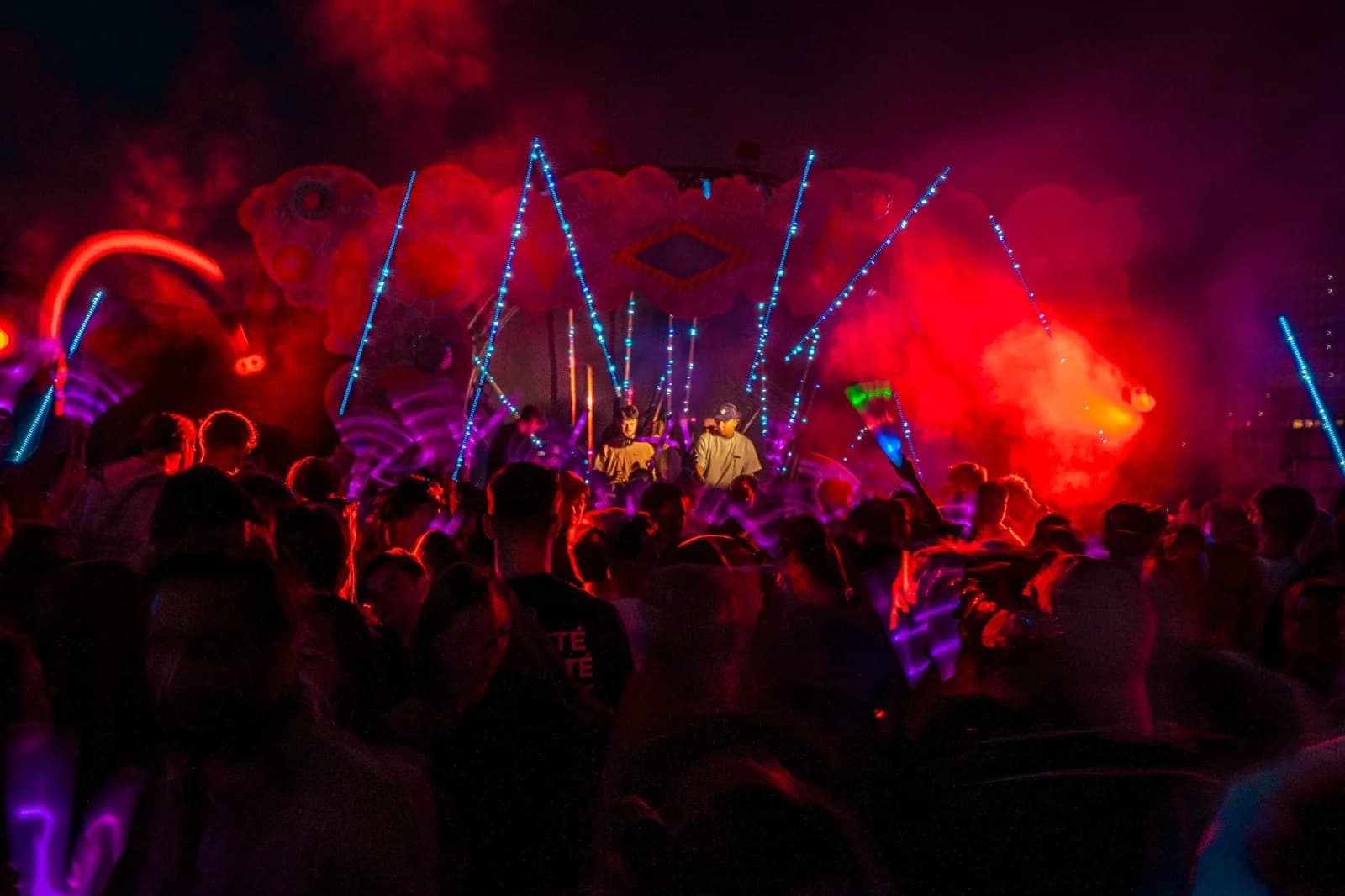 rood/blauw lichtshow met LED-balken in Breda