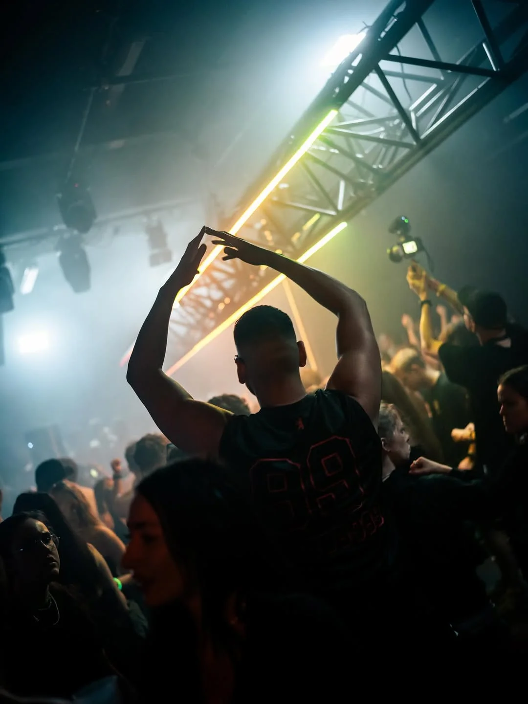 lichtshow met led-balken op truss met dansend publiek