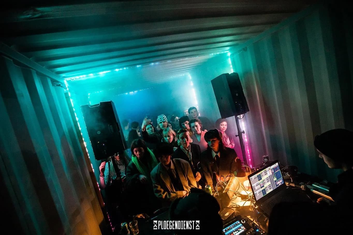 Container lichtshow met regenboog ledstrips voor Ploegendienst Breda